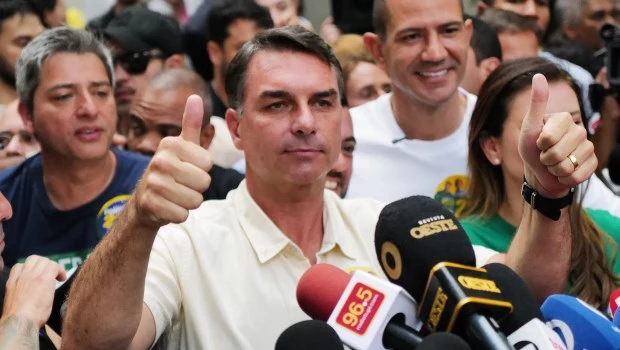 Flávio Bolsonaro pidió un cambio y confió en ganar en primera vuelta