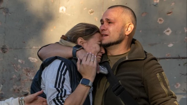 Un hombre abraza a una mujer tras reconocer el cuerpo de su abuela, que murió en un ataque aéreo ruso en un barrio residencial de Járkov, Ucrania (2 de octubre de 2026).