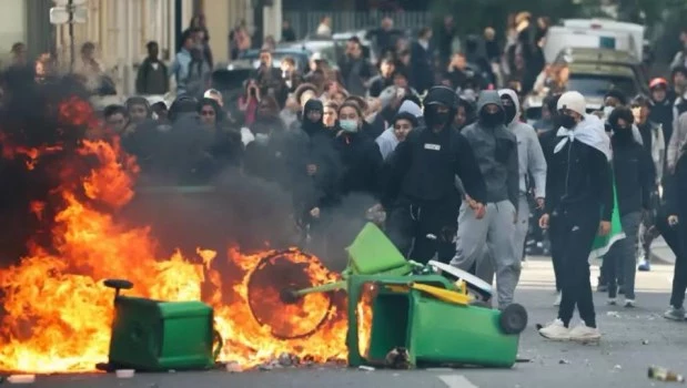 Francia bajo tensión: escuelas cerradas, incendios en colegios y reclamos por condiciones laborales