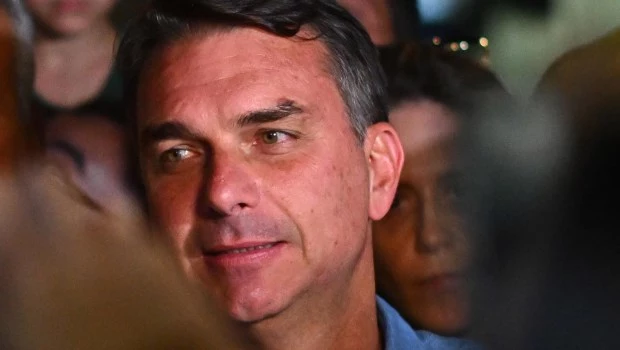 Con el 100% escrutado, Flávio Bolsonaro logró el 47,03% de los votos y Lula, el 45,16%
