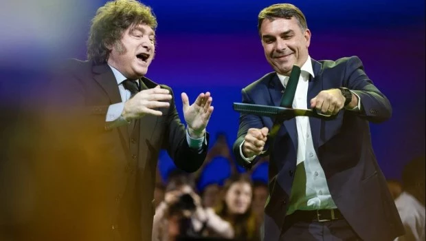 El senador Flávio Bolsonaro y Javier Milei, juntos en la convención nacional del Partido Liberal de Brasil, en San Pablo. ARCHIVO
