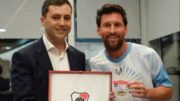 Messi fue nombrado socio honorario de River