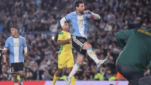 Messi se despidió de la Albiceleste con 126 goles, el último de penal