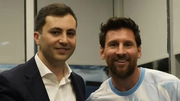 Messi firmó y obsequió una remera para los hinchas de River