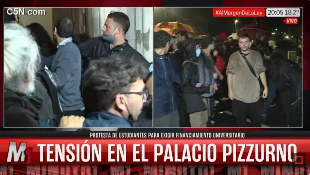 Estudiantes ingresaron al Palacio Pizzurno para reclamar el cumplimiento de la Ley de Financiamiento Universitario