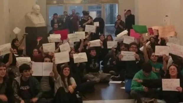 El Gobierno apuntó contra los estudiantes que ocuparon la secretaría de Educacion