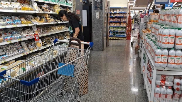 Revelan una caída del consumo masivo en las 24 provincias del país