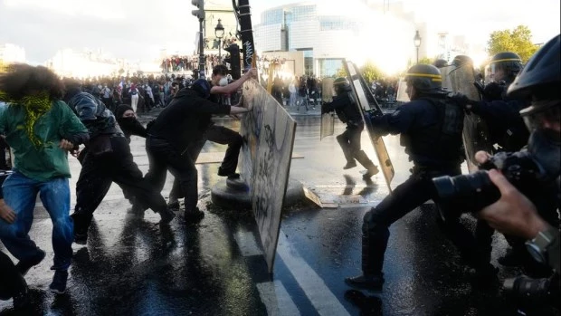 Francia: siguen las multitudinarias protestas de estudiantes y la policía se enfrenta a una concentración en París
