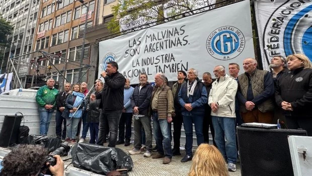 Los sindicatos se movilizaron bajo la consigna “Las Malvinas son argentinas, la industria nacional también”, y la columna de Comercio fue de las más numerosa.