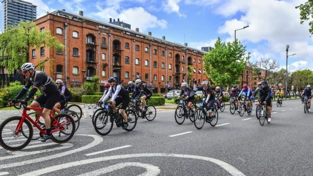 Más de 3.500 ciclistas correrán por avenidas y autopistas de la Ciudad