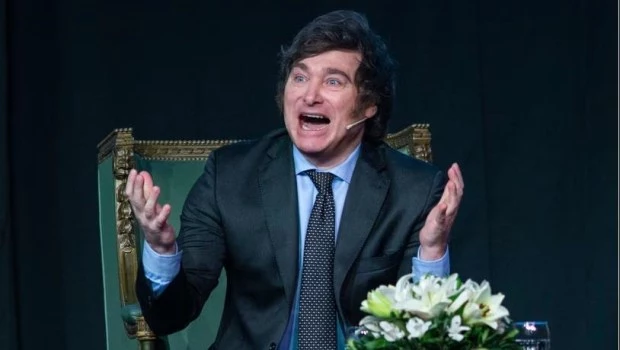 Milei denunció “la estafa de las banderas nobles” tras la polémica por los certificados de discapacidad