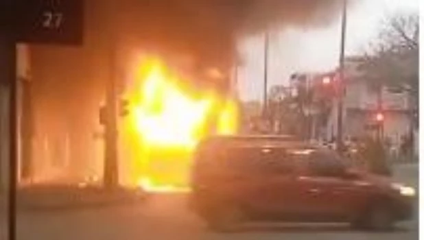 Se incendió un colectivo en Berazategui: los pasajeros lograron escapar