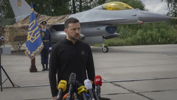 El presidente Volodímir Zelenski con los cazas F-16 de la Fuerza Aérea ucraniana atrás. (4 de agosto de 2024).