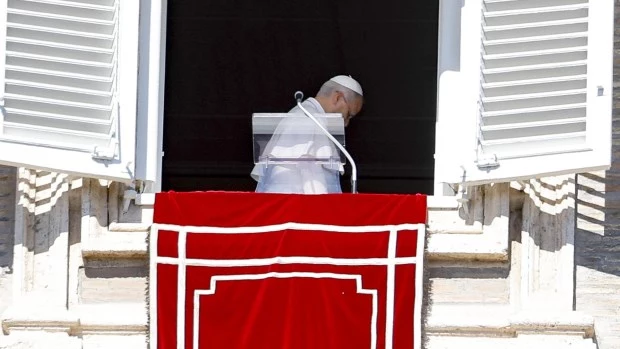 El presidente Milei y el Episcopado rezan por la salud del Santo Padre