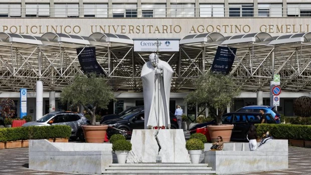 El Papa será internado mañana al mediodía para ser operado del nódulo en el pulmón