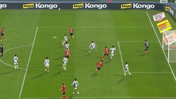 El gol anulado a Banegas por un fuera de juego previo.