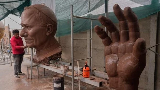 Antonio Wong Arana, encargado de la escultura, señaló que ya están en el proceso de modelado en arcilla de las manos y la cabeza de la estatua, del que luego se sacará un molde que será vaciado en fibra de vidrio.