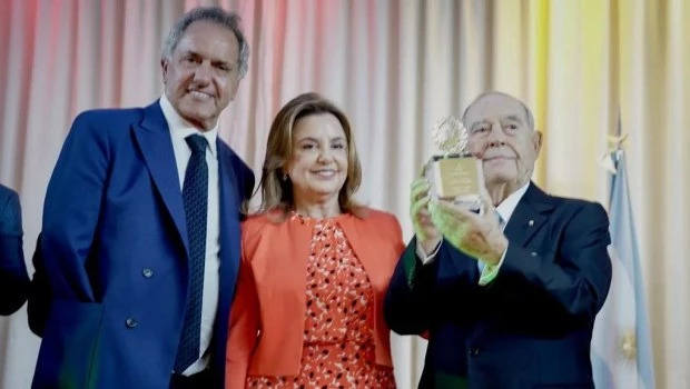 Florencio Aldrey enarbola el Premio Quijote, junto a Daniel Scioli y Claudia Álvarez Argüelles.