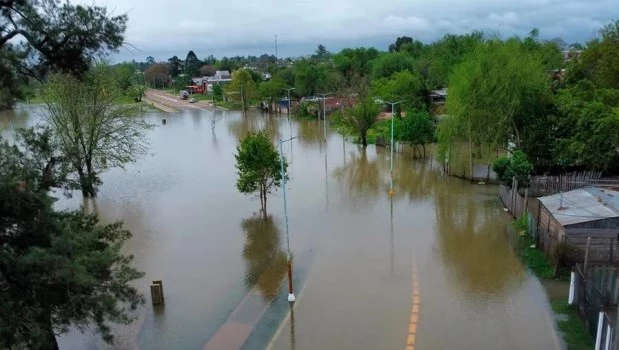 En varias zonas, el agua alcanzó la altura de la cintura de los pobladores y comenzó a filtrarse en las viviendas.