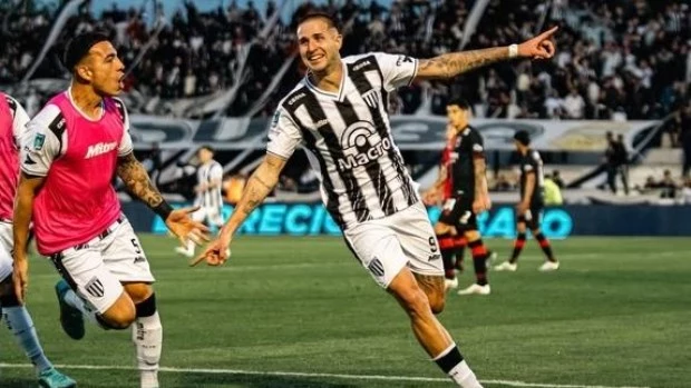 Agustín Módica festeja en gol que le dio la victoria al equipo mendocino.