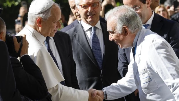 León XIV (izq.) es recibido por el director de Salud, Andrea Cambieri (der.), y el presidente de la Fundación Agostino Gemelli, Daniele Franco (centro).