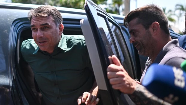 El senador y candidato a la Presidencia de Brasil, Flávio Bolsonaro, llega a una rueda de prensa luego de visitar a su padre.