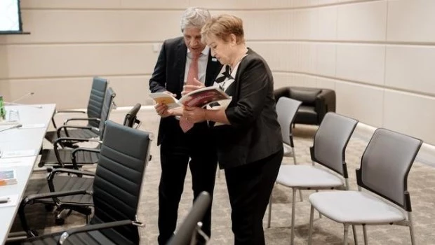 Luis Caputo se encontró con Kristalina Georgieva en Tailandia.