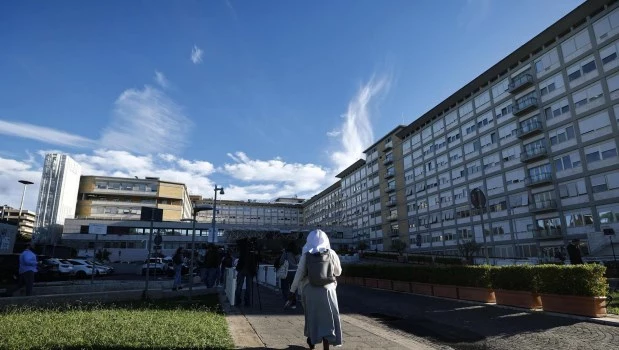 Una monja camina por el Hospital Universitario Agostino Gemelli, donde se encuentra hospitalizado León XIV, en Roma.