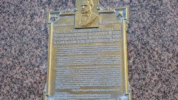 Placa recordatoria del decreto del presidente Yrigoyen colocada en el frente del Ministerio de Economía.