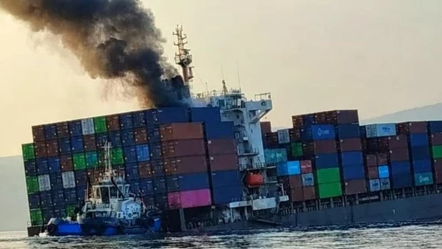 Dos buques comerciales se hundieron tras ser atacados en el estrecho de Ormuz