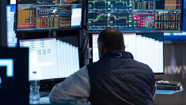 Riesgo país en alza, pero el BCRA extiende la compra fuerte de dólares