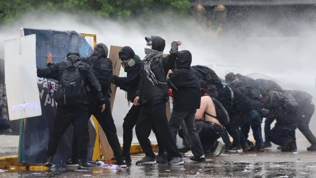 La Marcha Universitaria concluyó con un grupito de revoltosos atacando a la policía