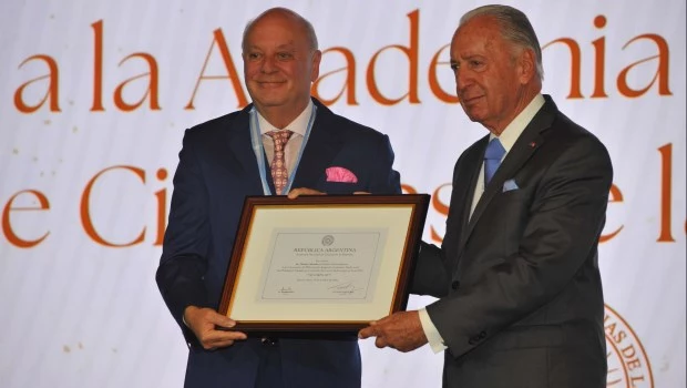 Funes de Rioja entrega el diploma al empresario marplatense.(foto Gustavo Carabajal)