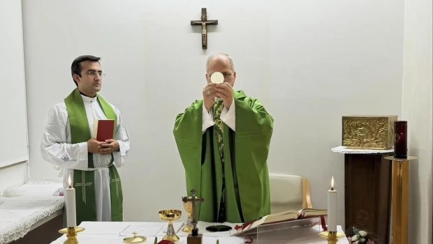 Primera foto del Papa tras su operación: oficiando misa con su secretario peruano