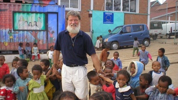 La misión el P. Pedro Opeka en Madagascar es que los fieles recuperen la dignidad por medio de cosas muy sencillas.