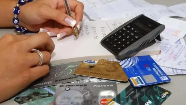 Se frenó el crecimiento de la mora en las familias, aunque mantiene niveles elevados: fue del 12,8% en agosto