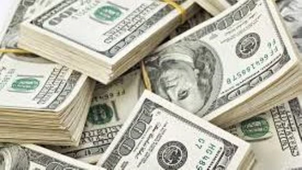 El dólar pegó un salto sobre el cierre de la semana y finalizó en $1.518