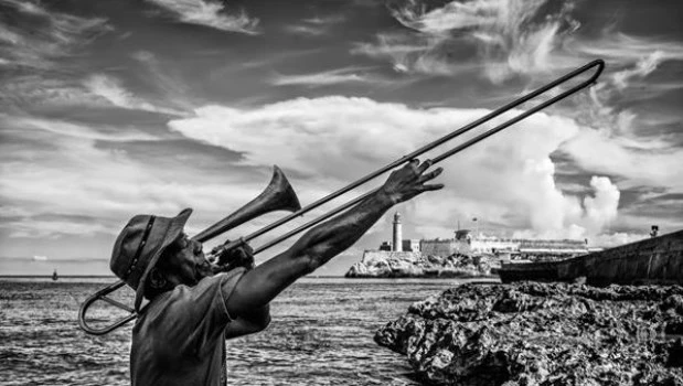 ‘Musico en el Malecón’.
