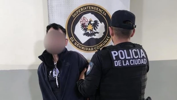 Detuvieron a un ladrón con 11 antecedentes que robaba con una réplica de ametralladora