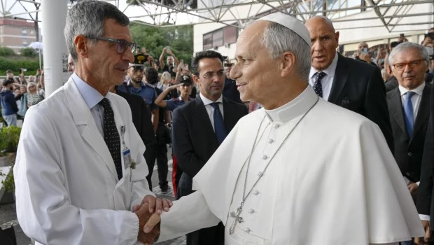 León XIV salió del hospital y regresó al Vaticano tras su operación por un tumor pulmonar