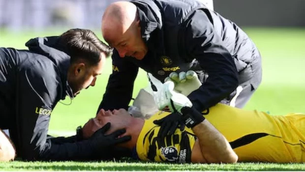 Dibu Martínez sufrió un fuerte golpe en el partido del Chelsea: fue retirado en camilla de la cancha