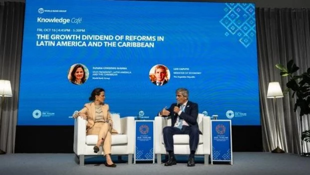 Caputo aseguró que la Argentina tiene “un excedente de dólares”