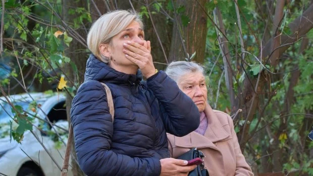 Personas reaccionan al observar su vivienda dañada tras un ataque con misiles perpetrado por Rusia durante la noche en Kiev, Ucrania (14 de octubre de 2026).
