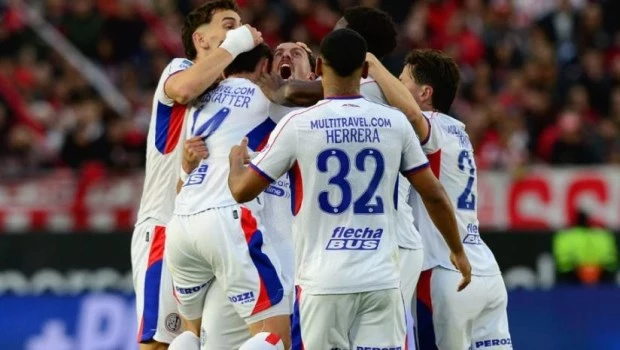 San Lorenzo la pasaba mal ante Estudiantes pero lo ganó en la última y se acercó a los playoffs