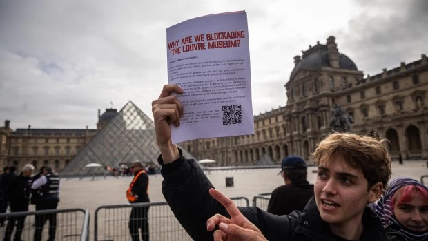 Piquetes de estudiantes impiden el ingreso de turistas al Museo del Louvre.