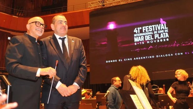 Leonardo Cifelli se acercó a saludar al compositor en los momentos previos a su reconocimiento.