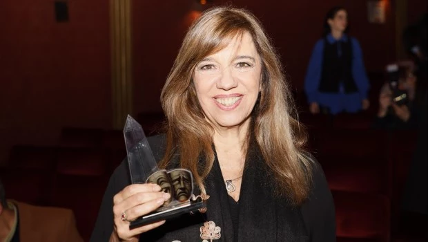 Ingrid Pelicori alza el ACE de Oro que reconoce una vida dedicada al teatro. (Fotos: Antonio Fernández)