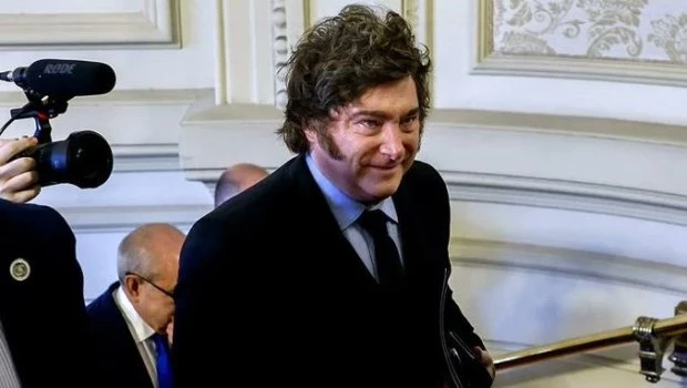 Milei dijo que la suba del riesgo país se debe al contexto internacional y tildó de "dictador" a Pedro Sánchez