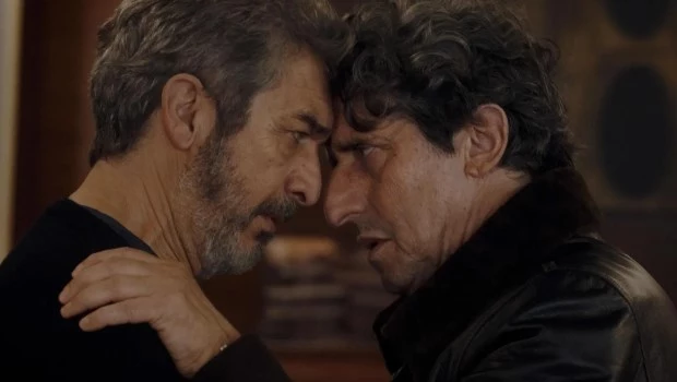 Dos figuras de gran convocatoria en una comedia negra que no termina de cerrar.