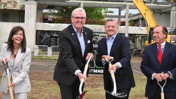 El gobernador de Nueva Jersey, Phil Murphy, y el codirector ejecutivo de Netflix, Ted Sarandos (ambos en el centro de la imagen), en el inicio de obras de Netflix Studios Fort Monmouth.